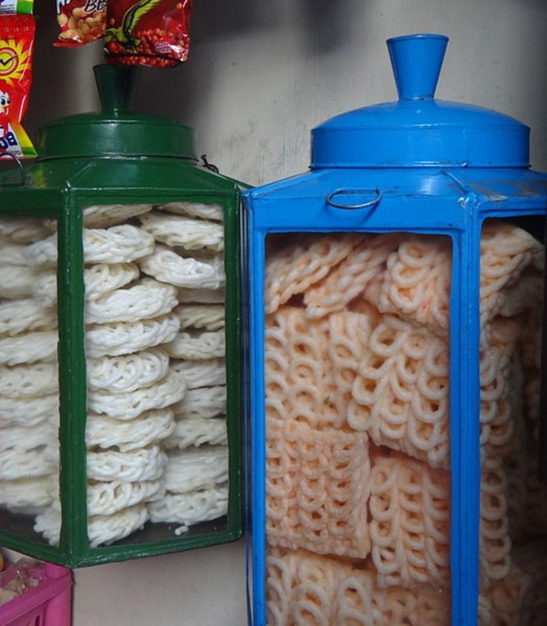 印尼人製成了「鮮蝦餅」，目的是為了當時保存夏季量產的鮮蝦。