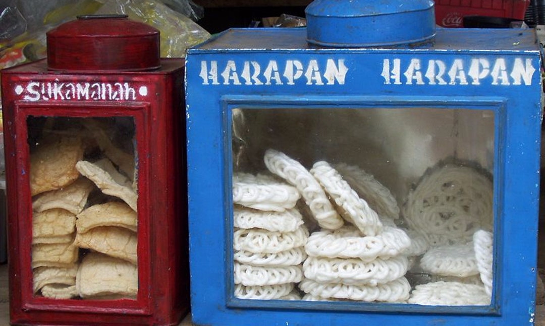 一般印尼人稱蝦餅為Kerupuk、Kerupuk或Kroepoek。