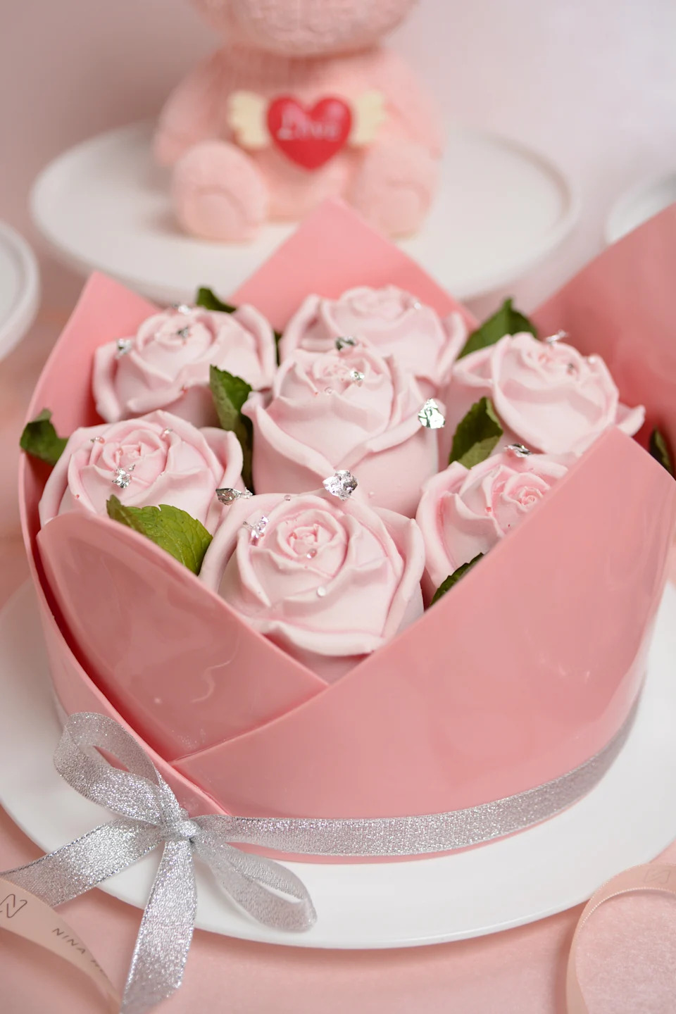 母親節有玫瑰花束造型的彩虹忌廉蛋糕。