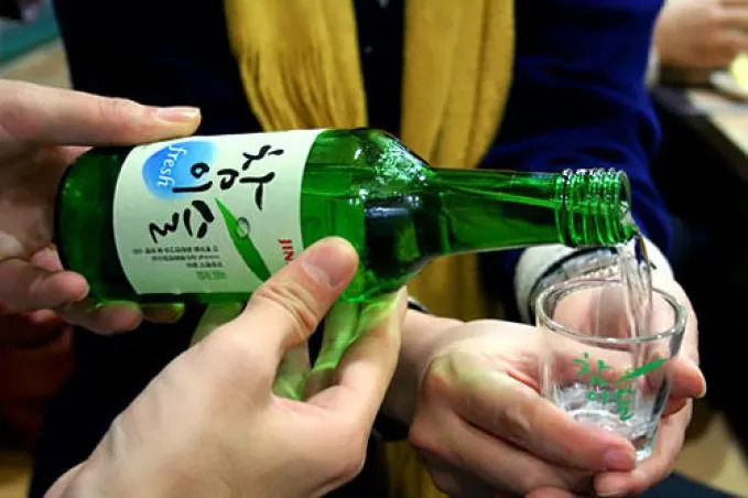 雙手遞交名片的特寫。