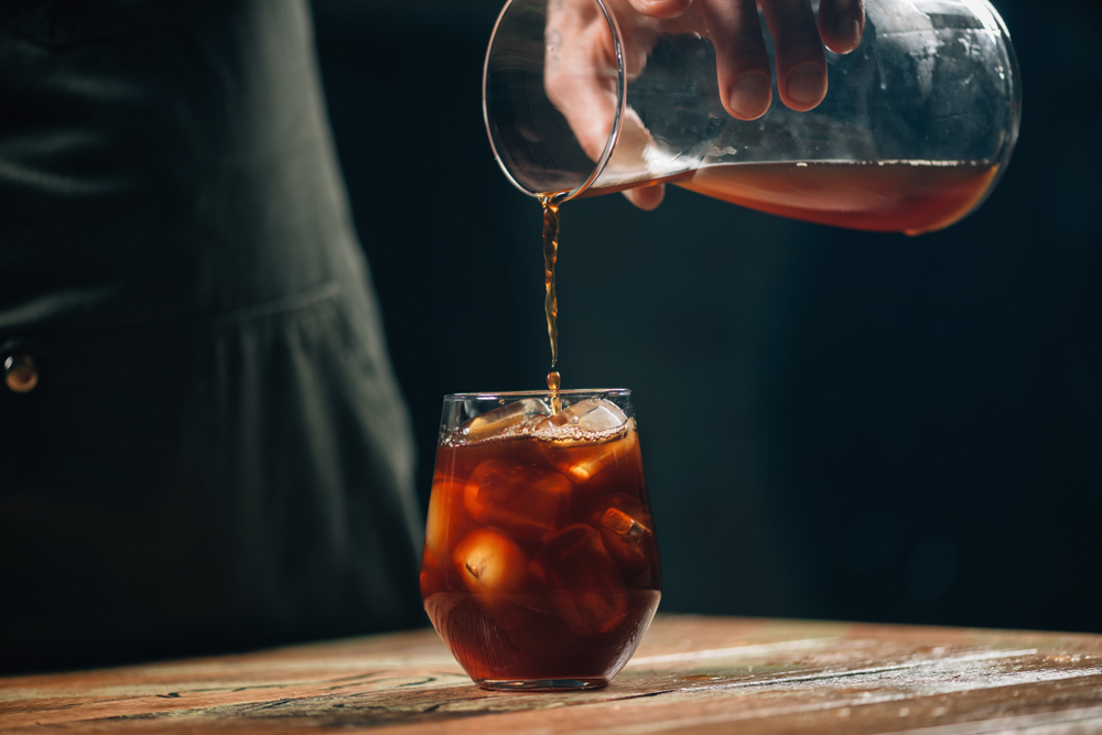 女性飲用冰美式