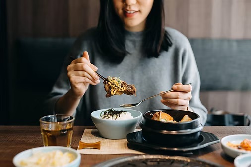 設有單人隔板的餐廳座位