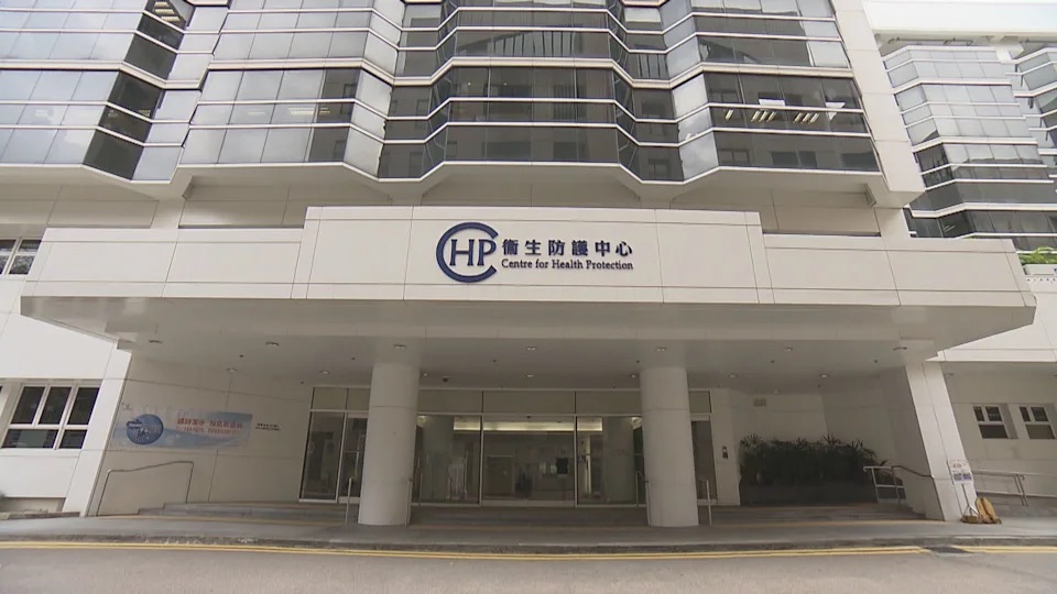 機場客運大樓內行走的人群