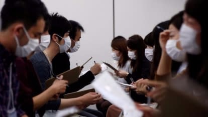 獨自走在日本街道上的行人。