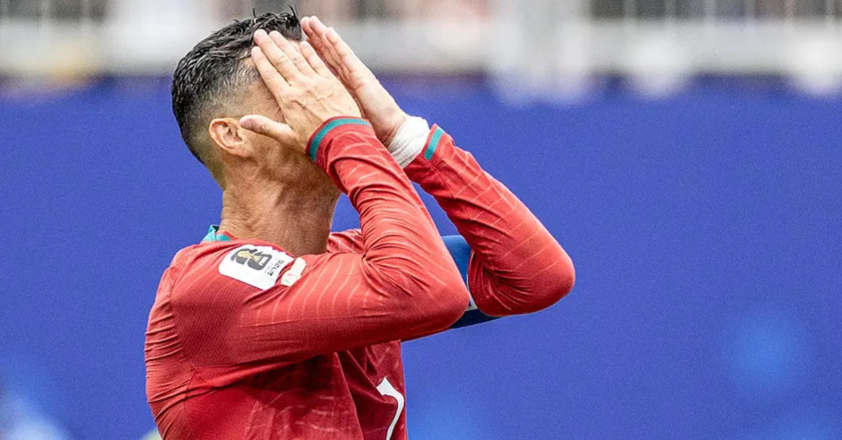 多名足球員在草地上爭奪皮球