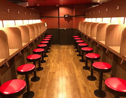 設有木隔板的單人拉麵店座位。