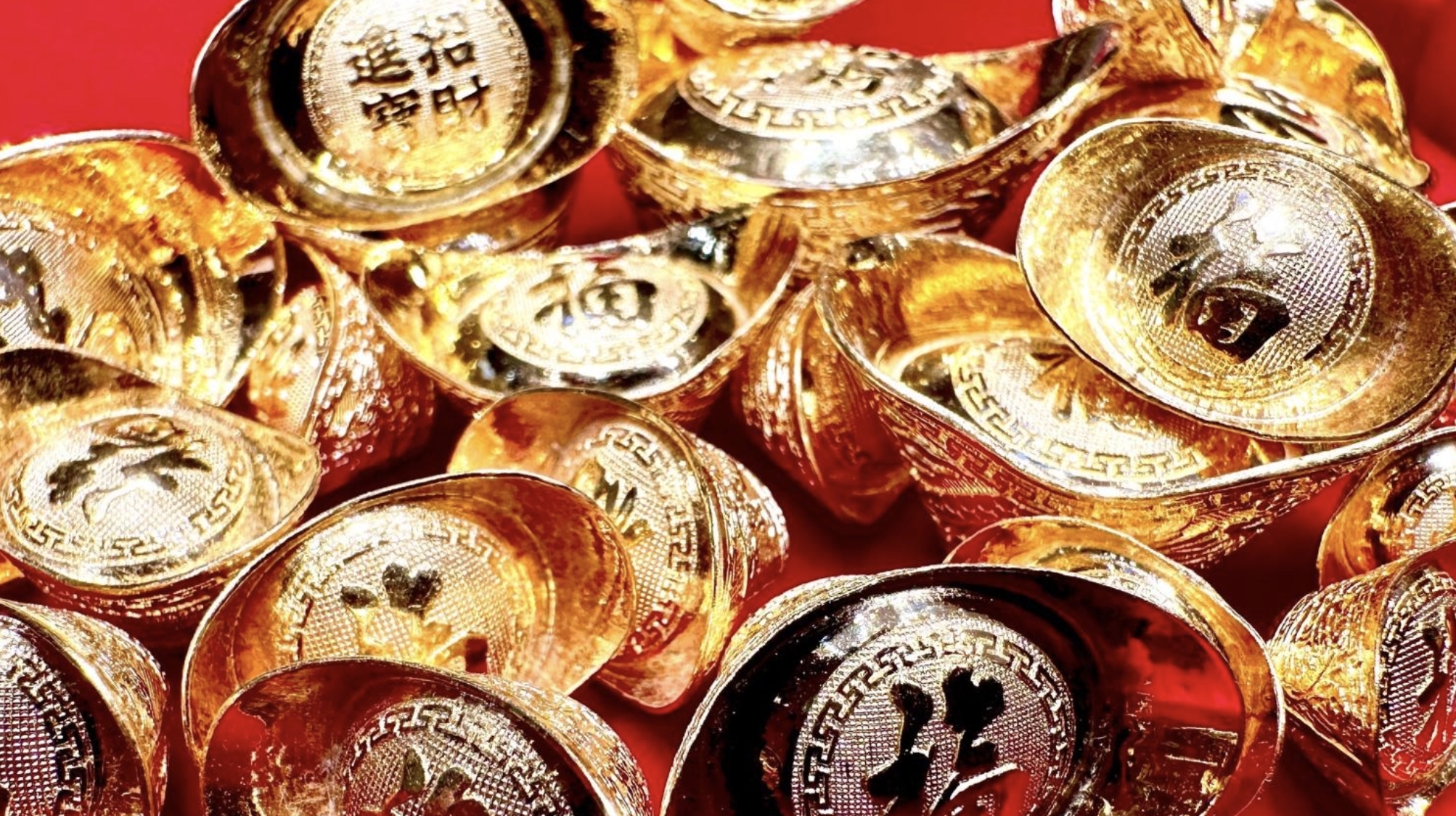 桌上的金色元寶與紅包